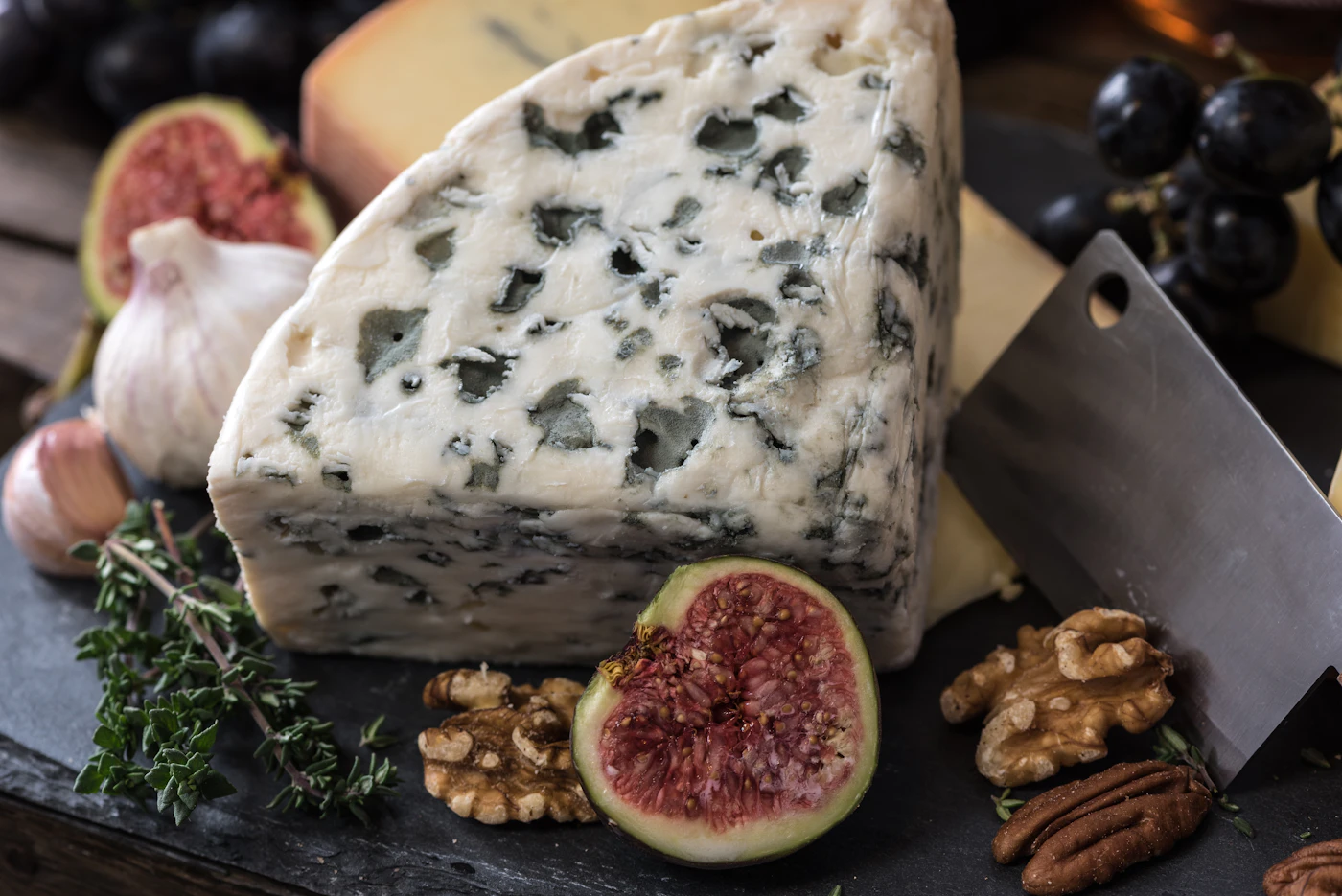 Plateau de fromages artisanaux présenté sur une table conviviale
