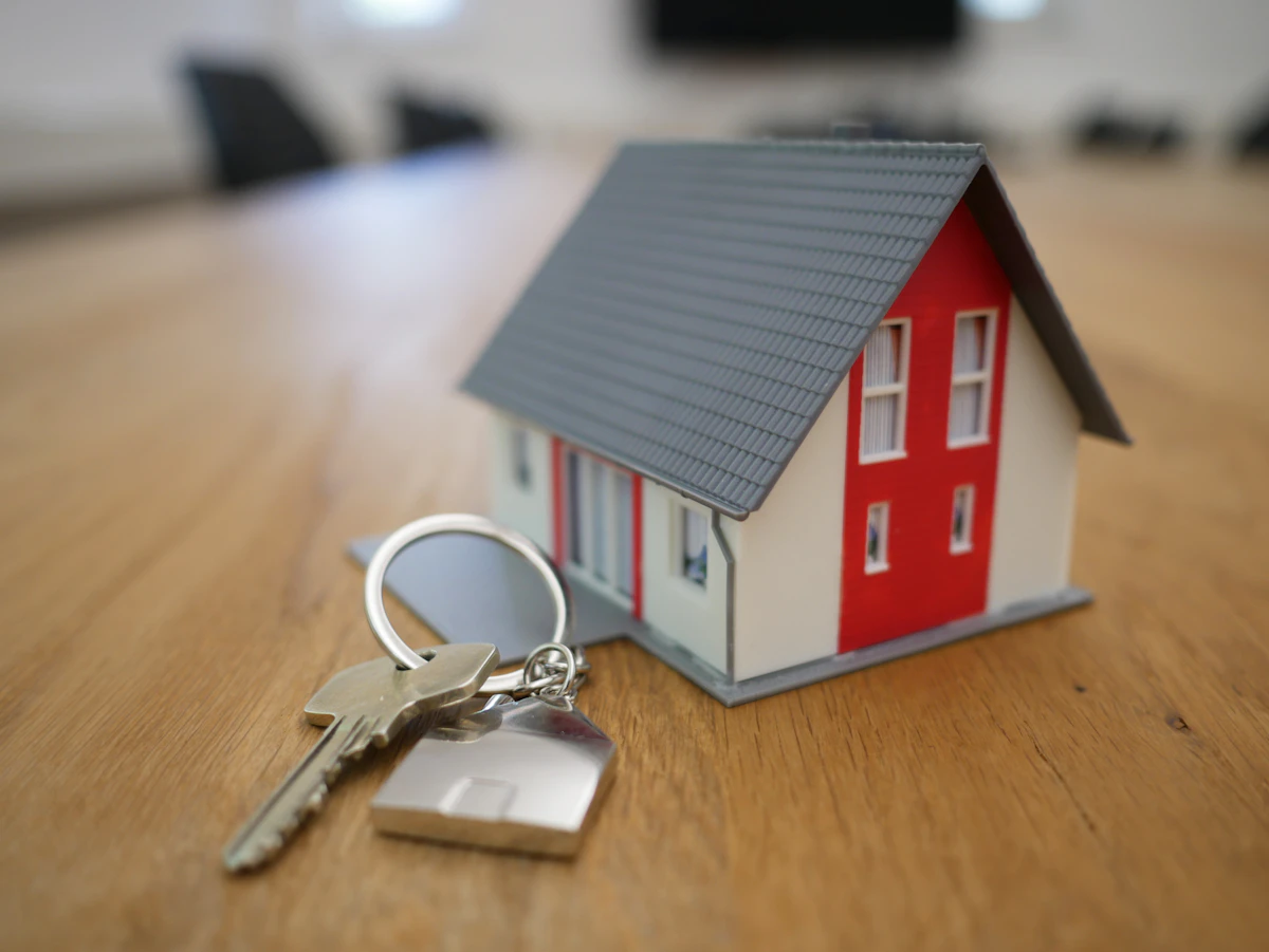 Salon lumineux d’un bien immobilier contemporain avec grandes baies vitrées